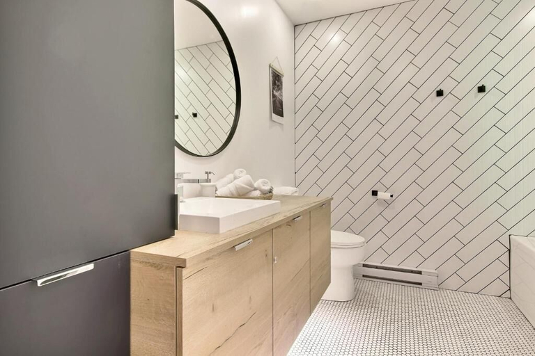 Bathroom 2, Le 323, Communauté-Urbaine-de-Québec