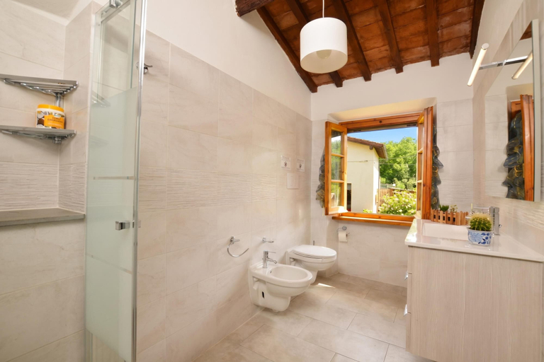 Bathroom 5, Antinoro Apartments, Florence