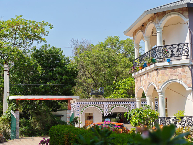 Exterior & Views