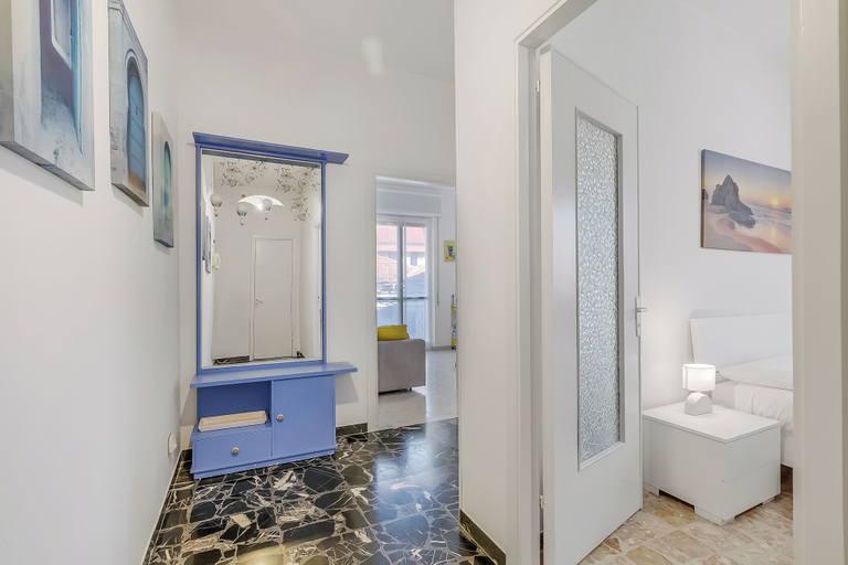 Room 5, Verdi Loano Beach Apartment With Balcony, Savona