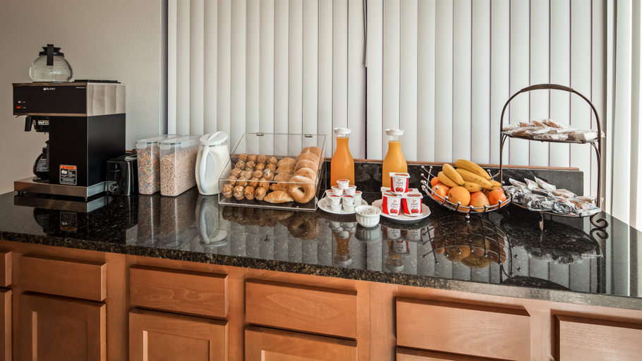 Food & Drinks 5, Surestay By Best Western Findlay, Hancock