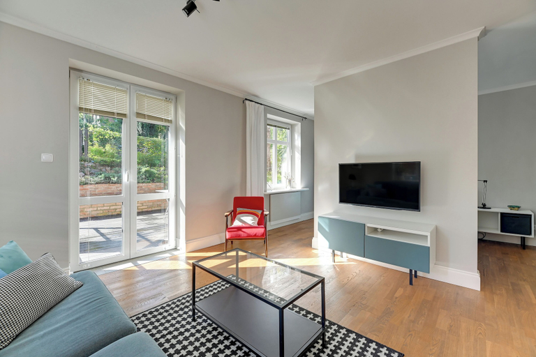 Living area 4, Entry z ogrodem by Grand Apartments, Sopot