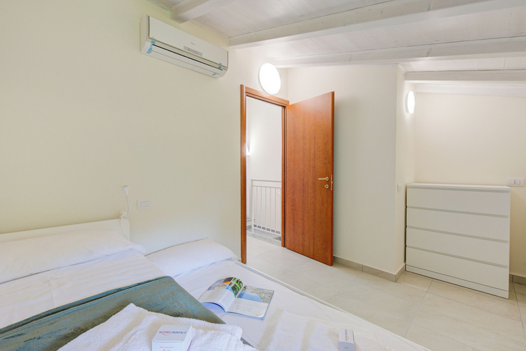 Room 4, Cottage del Lago: Lake Maggiore Villa With Shared Pool, Varese