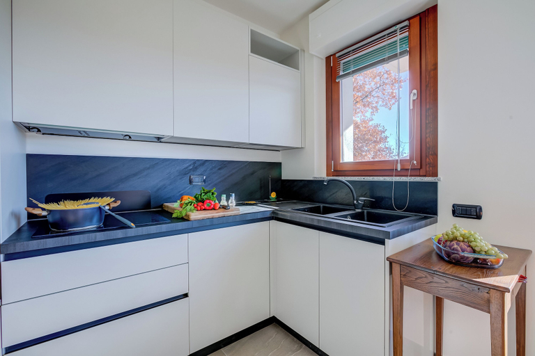 Private kitchen 5, Appartamento Residenza Chiara: Sunny Balcony and Mountain View, Varese