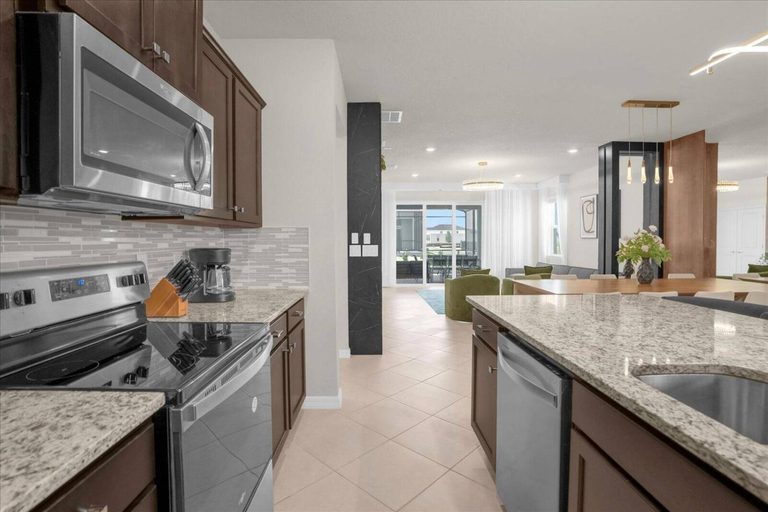Facilities 4, Bedrooms 5.5 Bathrooms Windsor Cay1301ER, Lake