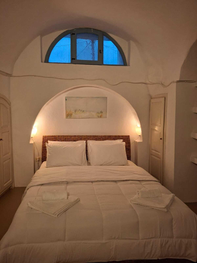 Room 5, NEW Ryan's Cave Suite in Emporio Center, South Aegean