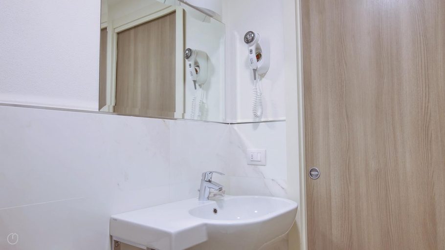 Bathroom 3, Affittacamere Brenna, Como