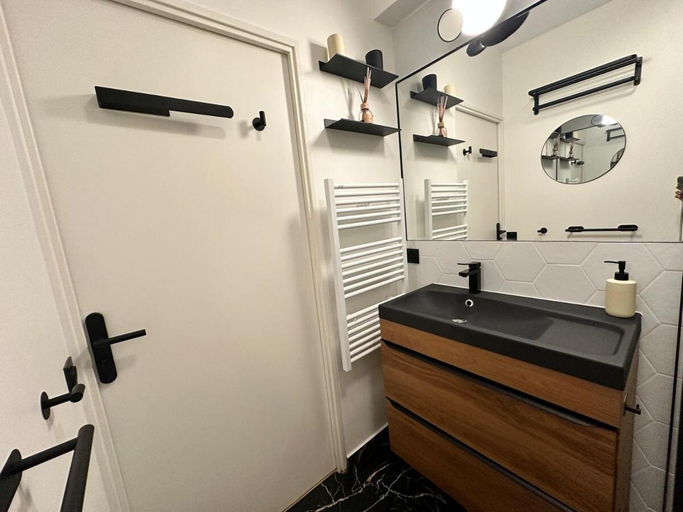 Bathroom 4, Elégant Appartement 2pièces PiscineVue mer parking, Alpes-Maritimes