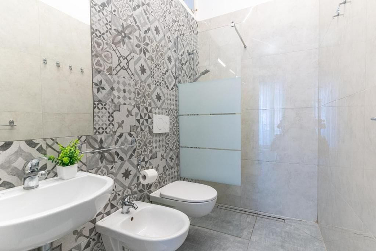 Bathroom 5, Hotel Lariana, Rimini