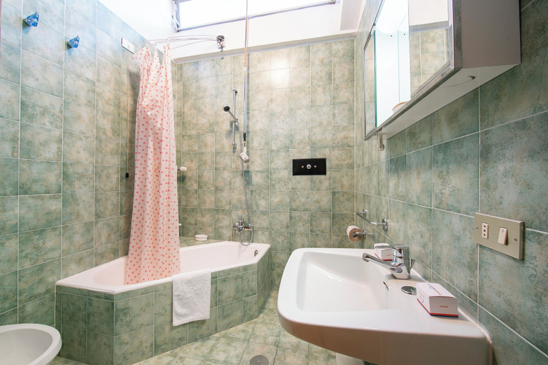Bathroom, La Tana dello Scoiattolo (Skiing nearby), Torino