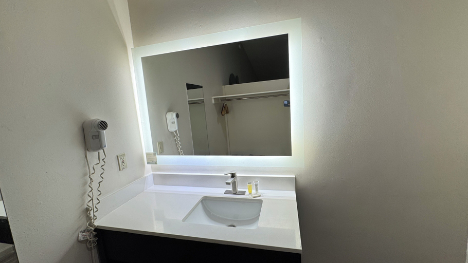 Bathroom 4, Howard Johnson by Wyndham Phoenix Airport/Downtown Area, Maricopa
