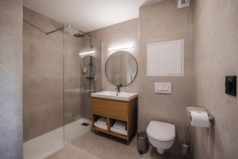 Bathroom 5, Hôtel Emeraude, Savoie