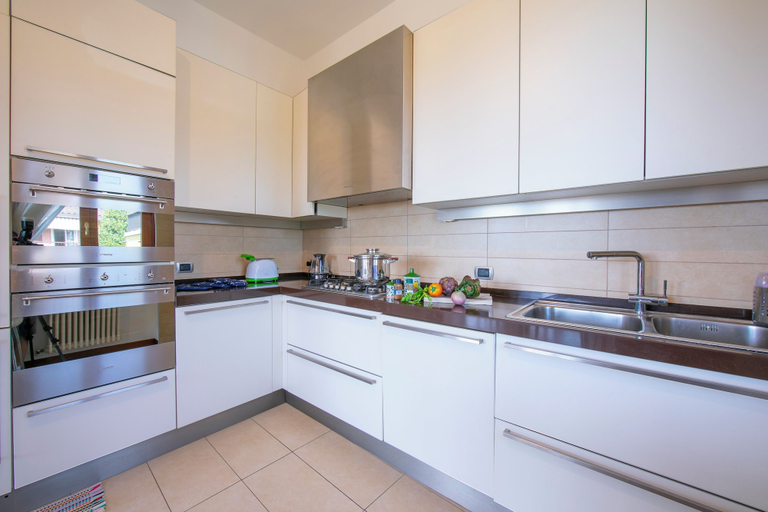 Others 5, Casa Michelangelo Lake Garda Terrace Apt Sleeps 6 + AC, Brescia