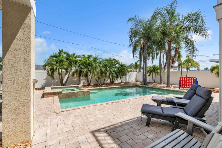 Pool 4, Salty Dogs 3 Bedroom Home, Manatee
