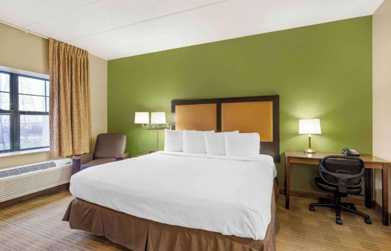 Bedroom 2, Studio 6 Corporate Extended Stay Chicago Lisle IL, Dupage