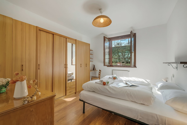 Room 3, Villa Eva: Leggiuno 5-bed Villa for Families & Groups, Varese