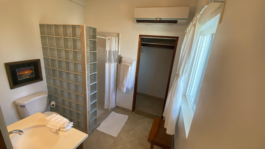 Bathroom 3, Sea Vue Luxury Vacation Condominiums, Roatán