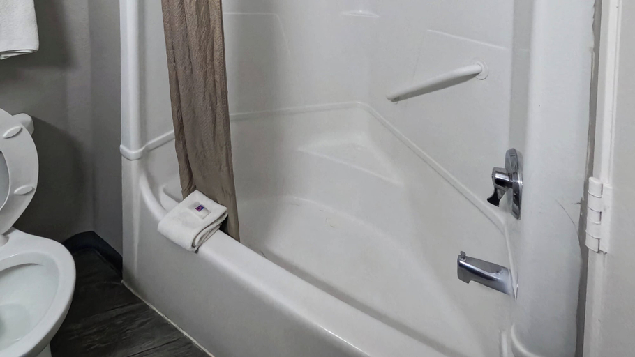 Bathroom 4, Motel 6 Brownsville, TX, Cameron
