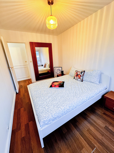 Room 3, Celine 33, Hauts-de-Seine