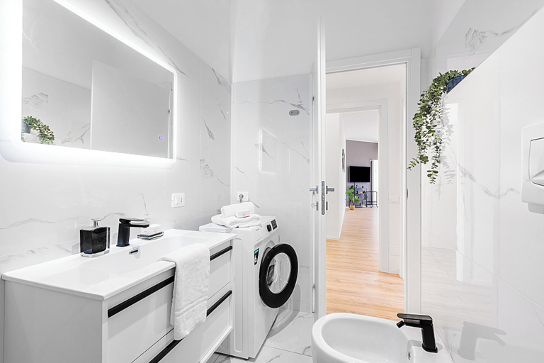 Bathroom 3, Specchio Di Cielo: Apartment With Terrace and AC Arona Center, Novara