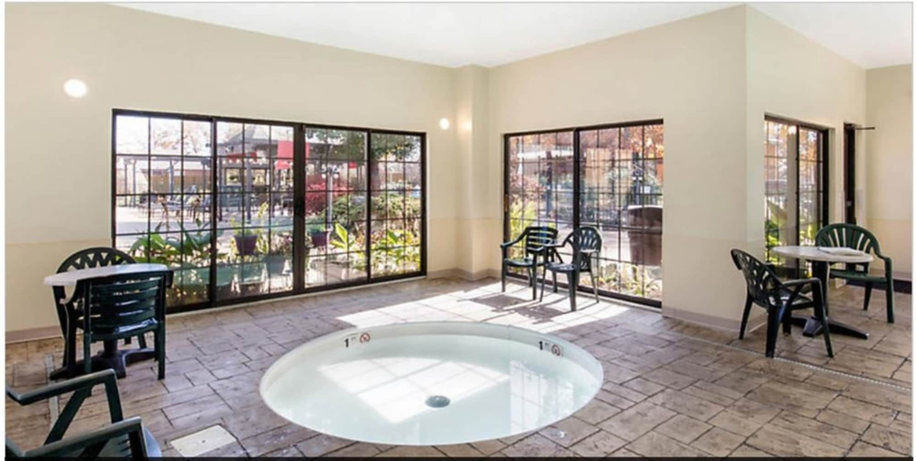 Indoor spa tub, Hilton Vacation Club The Falls Village Branson, Taney