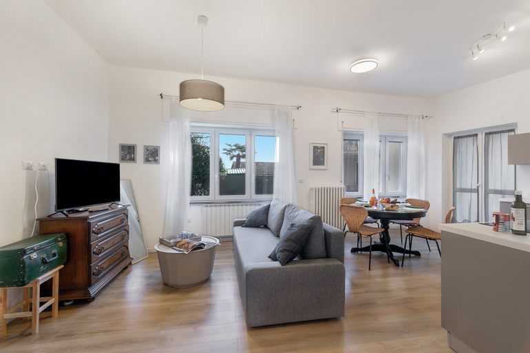 Living area 2, Gaia on Stresa Hill: 2BR With AC and Outdoor Space, Verbano-Cusio-Ossola