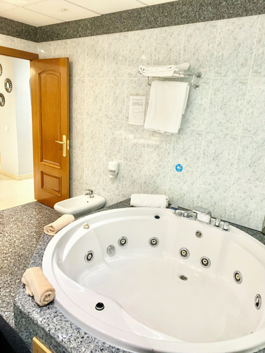 Bathroom 5, Hotel Humanes, Madrid
