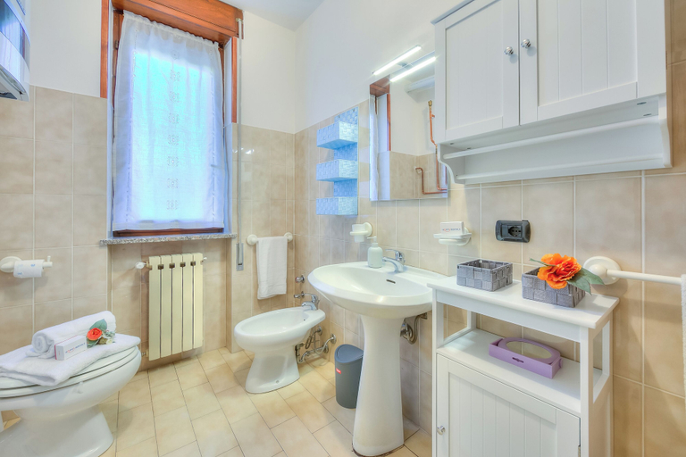 Bathroom 3, Cedar House Villa in Angera - Garden& BBQ, Varese