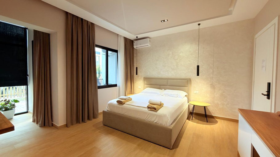 Others 4, Hotel Viena, Kavajës