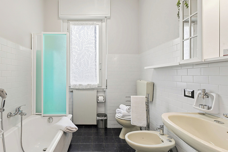 Bathroom 2, La Caravella: Stresa Lake & Islands View Balcony, Verbano-Cusio-Ossola