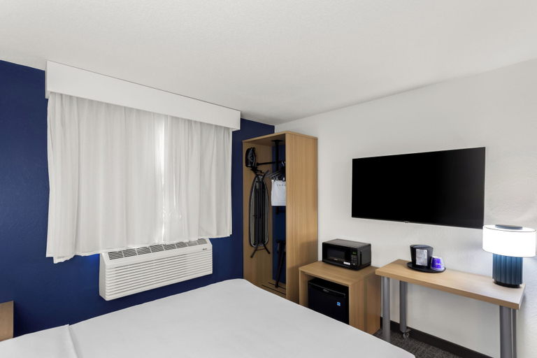 Bedroom 3, Spark by Hilton Beckley, Raleigh