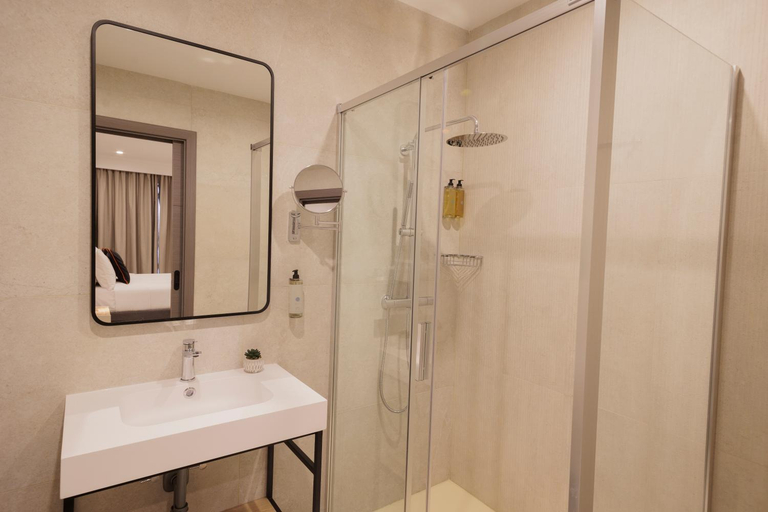 Shower 4, Zyra Hotel St Julians - Adults only, St Julian's