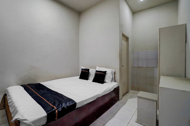 Room 2, Hotel O near RS Husada formerly Pondokan, West Jakarta