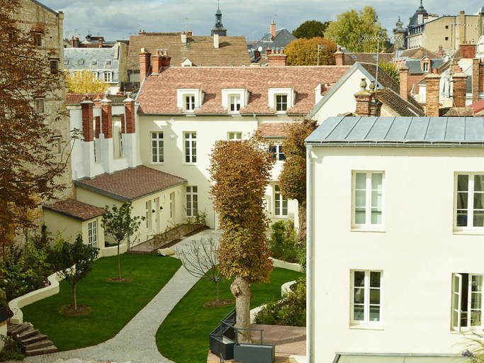 Exterior & Views