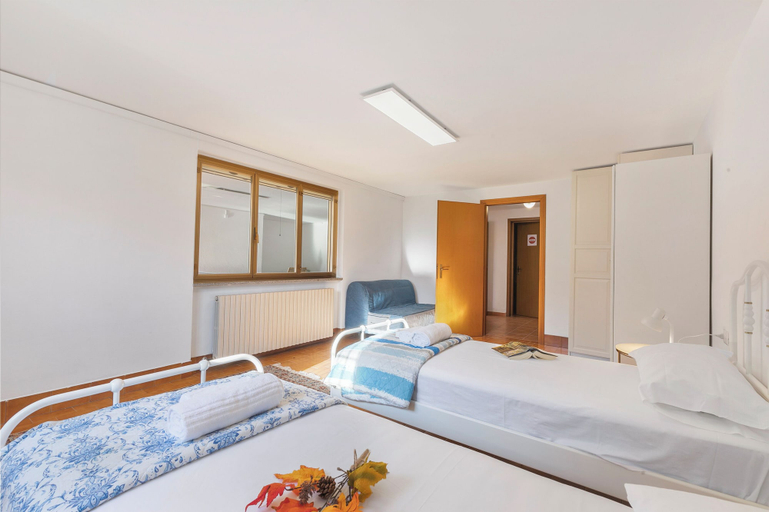 Room 4, Casa Antonia: Lake Maggiore Villa with Private pool - Happy Rentals, Varese