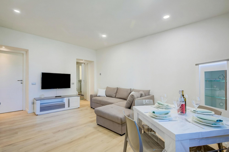 Living area 4, Patty Apartment in Laveno Center & Walk-to-lake, Varese