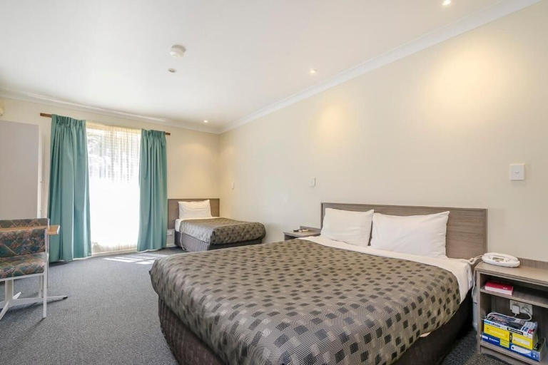 Bedroom 3, Werribee Motel and Apartment, Melbourne