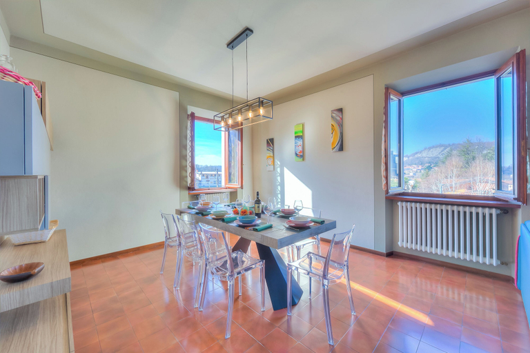 Dining 4, Anita Lake, 2BR Retreat w/ Shared Pool and Gym, Varese