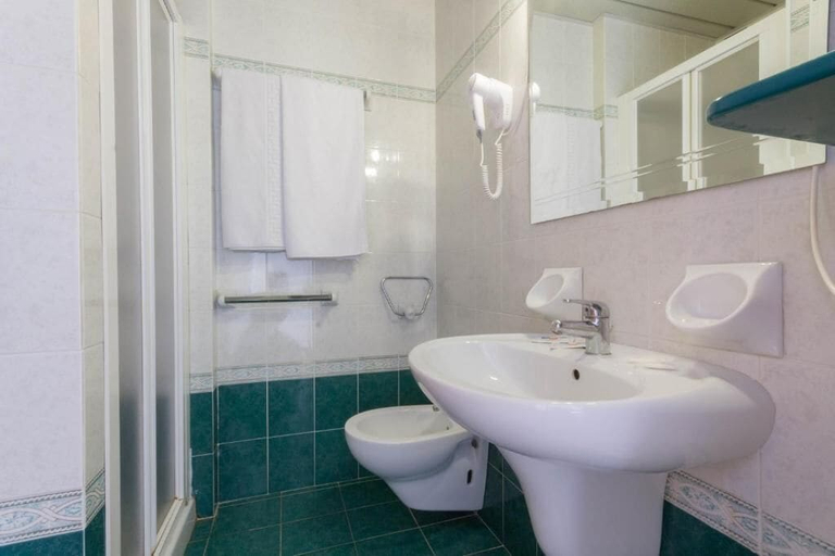 Bathroom 5, Hotel Lido, Brescia