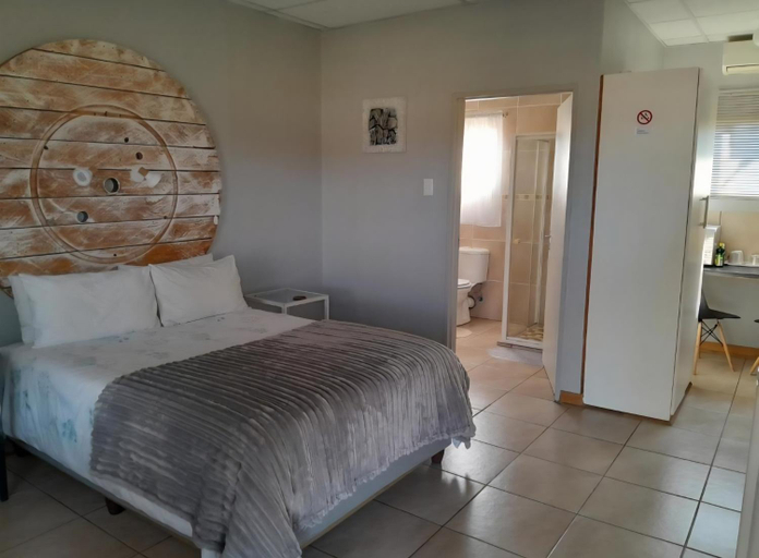 Bedroom 4, Die Skuur Douglas, Pixley ka Seme