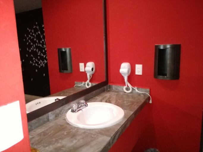 Bathroom 3, Privilege, Coatzacoalcos