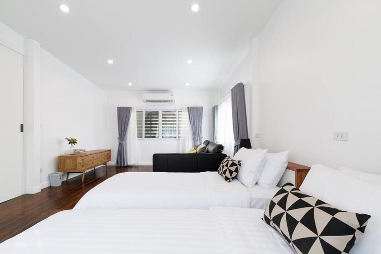 Room 1, Baanboon, Thon Buri