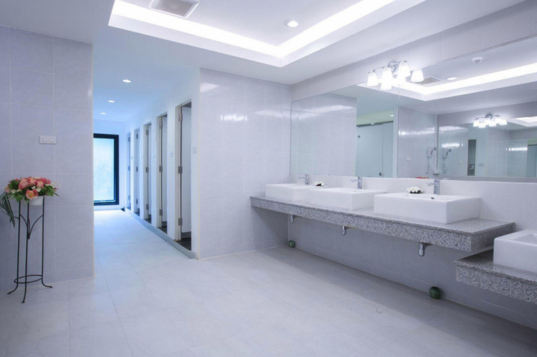 Bathroom 4, Chiang Mai Midpoint Activitiy Hostel, Muang Chiang Mai