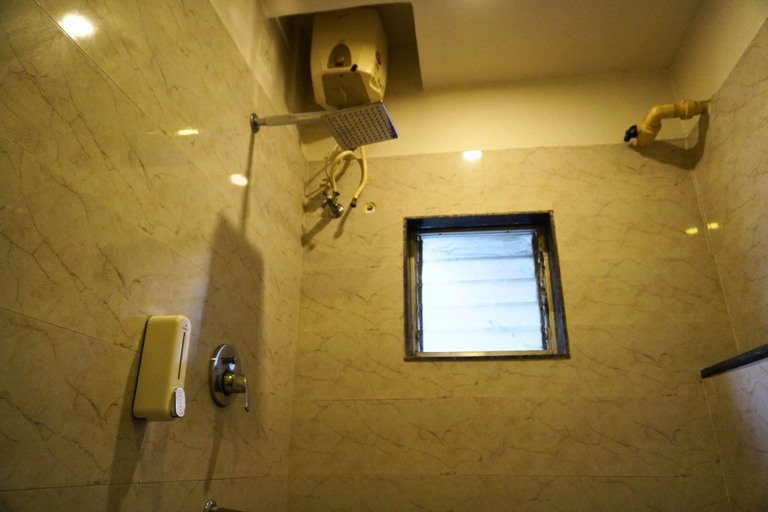 Bathroom 4, continental lodge, Maldah
