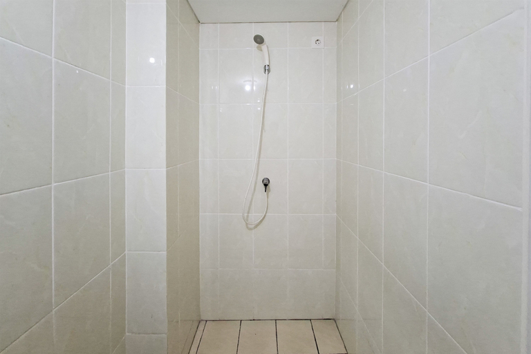 Bathroom 5, Serene Studio at Apartment M-Town Residence By Travelio, Tangerang