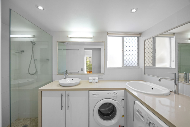 Bathroom 4, Skippers Cove Waterfront Resort, Noosa - Noosa-Noosaville