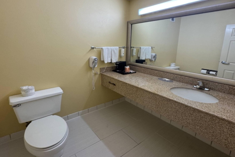 Bathroom 5, Quality Inn Franklin South, Simpson