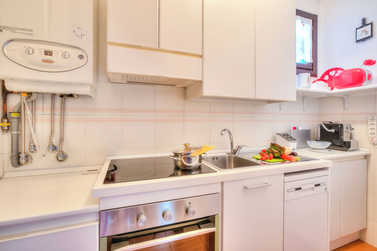 Private kitchen 2, Laura's Cozy Apartment: With Balcony, Lift, Parking in Stresa Centre, Verbano-Cusio-Ossola