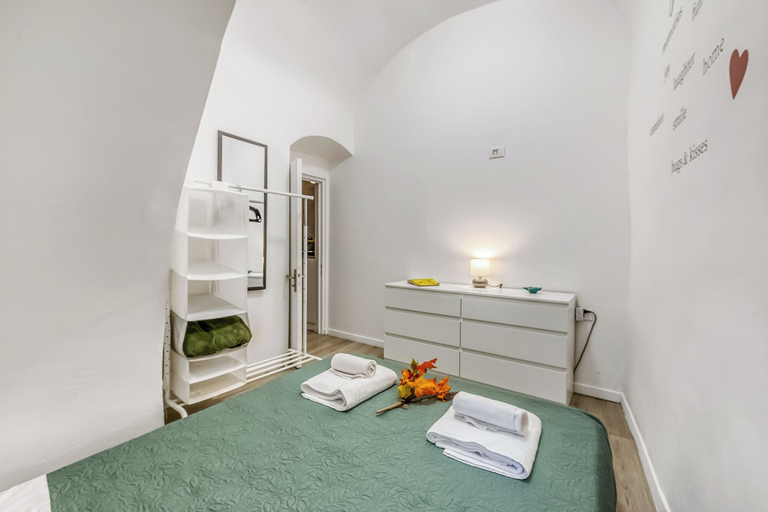 Room 4, Casa di Lilo Sanremo Historic Center Apartment Sleeps 4 A/C, Imperia