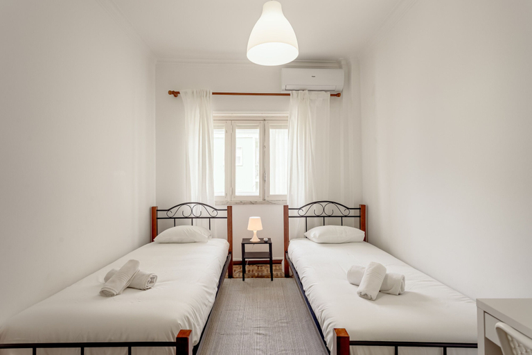 Room 2, Almada Central by Homing, Almada